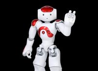Fotografía de un robot humanoide blanco y rojo.