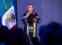 foto de una mujer, Angélica Pongutá, en un podio hablando en un micófono