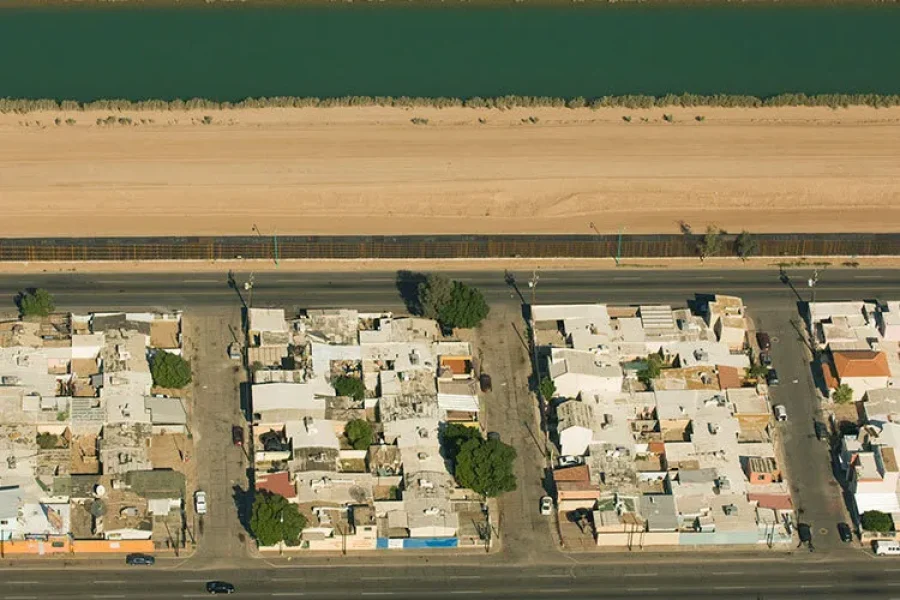 Vista aérea de Mexicali, México, con la frontera y el muro que la divide de California, Estados Unidos.