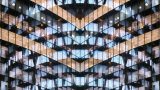 Fotografía de un edificio con ventanas coloridas