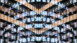 Fotografía de un edificio con ventanas coloridas