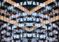 Fotografía de un edificio con ventanas coloridas