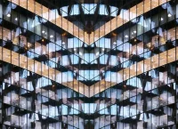 Fotografía de un edificio con ventanas coloridas