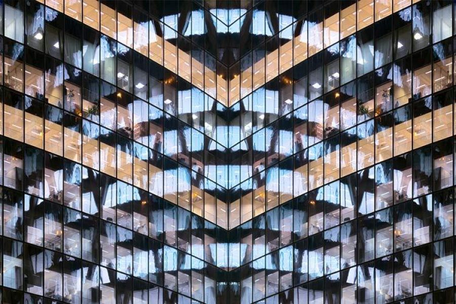 Fotografía de un edificio con ventanas coloridas