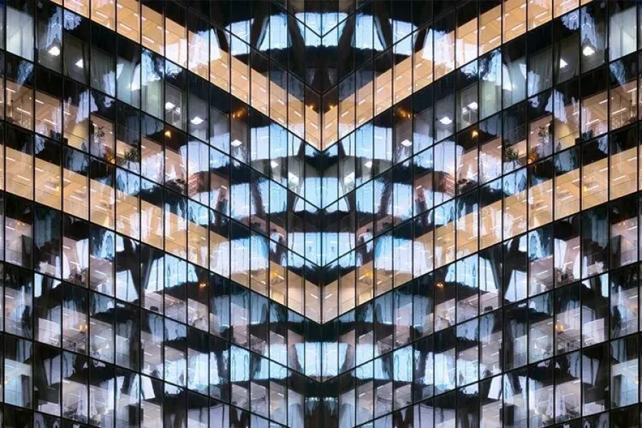 Fotografía de un edificio con ventanas coloridas