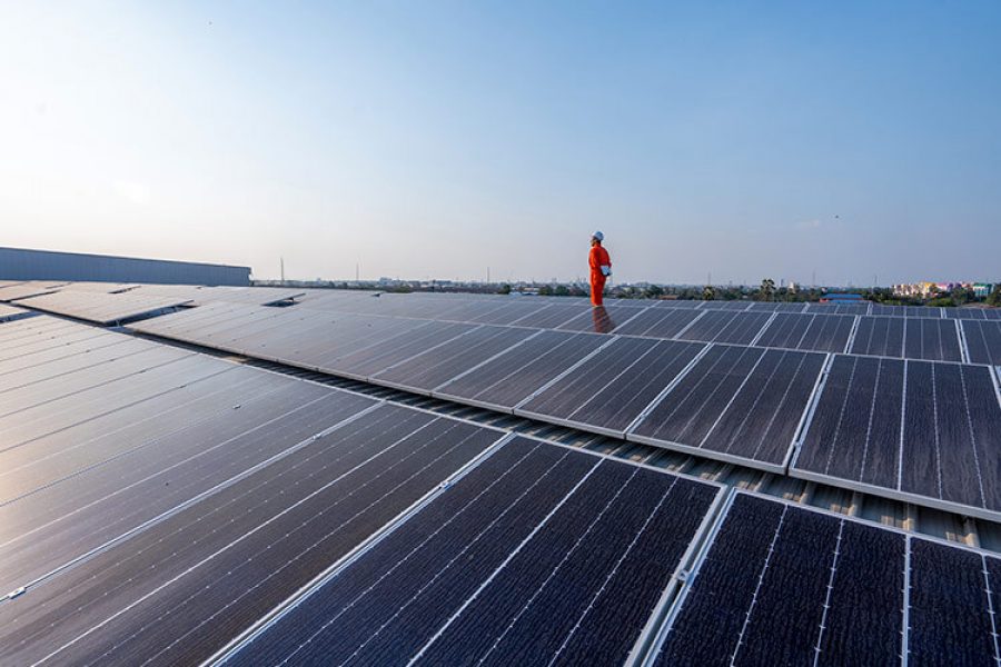 Paneles solares sobre el techo de un edificio industrial, utilizados para generar energía y reducir el calor