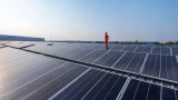 Paneles solares sobre el techo de un edificio industrial, utilizados para generar energía y reducir el calor