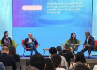 Fotografía de dos hombres y dos mujeres sentados en un panel de discusión científica.