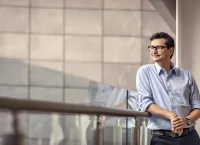 Edgar Barroso, recargado en un barandal mirando al horizonte