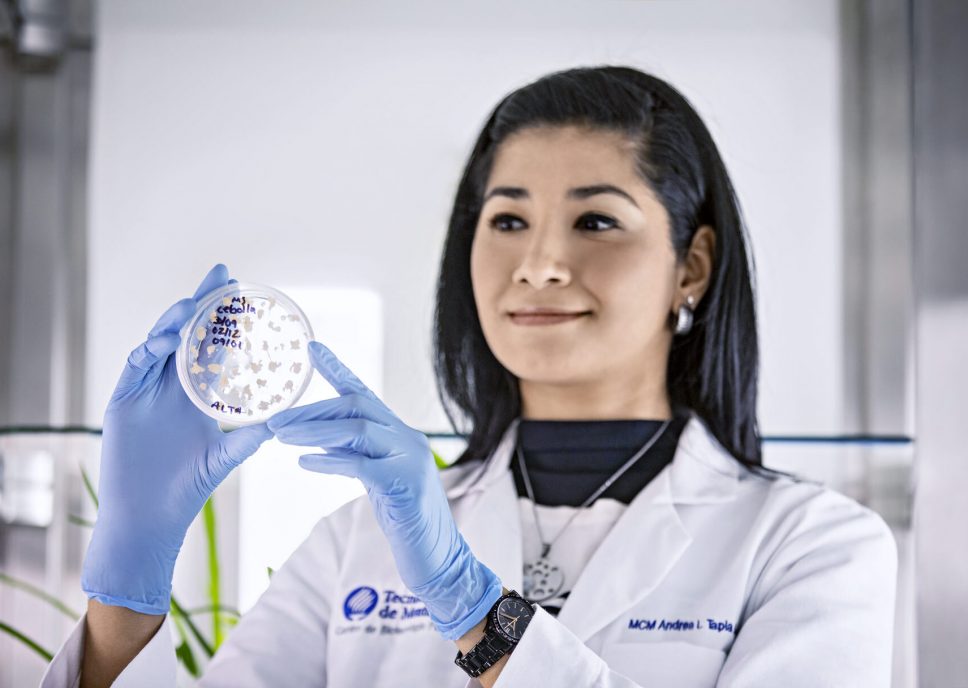 mujer en laboratorio revisa exosomas en portaobjetos