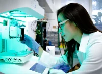 Grisell Trujillo en una maquina de biomimpresión