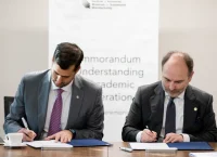 Directivos del Tec firmando convenio
