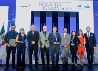 imagen de os ganadores del premio romulo garza en el escenario