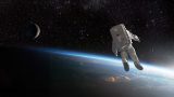 un astronauta vuela en el espacio