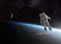 un astronauta vuela en el espacio