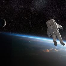 un astronauta vuela en el espacio