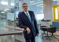 Hombre con bigote y lentes, traje azul