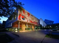 imagen de rectoria del tec de monterrey por la noche