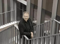 Rob Roggema en escaleras de biblioteca Tec en Monterrey