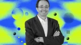 fotografía de un hombre en blanco y negro sobre un fonde colorido