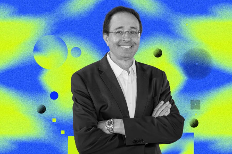 fotografía de un hombre en blanco y negro sobre un fonde colorido