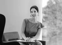 Mujer científica sentada y sonriente