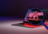 una computadora con una lupa mostrando el peligro de la corrupción