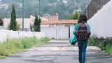 Fotografía de un niño caminando en una calle