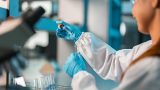 investigador manipula muestras de laboratorio