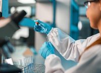 investigador manipula muestras de laboratorio