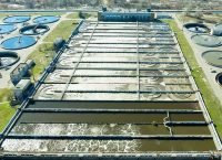 Fotografía aérea de una planta de tratamiento de agua