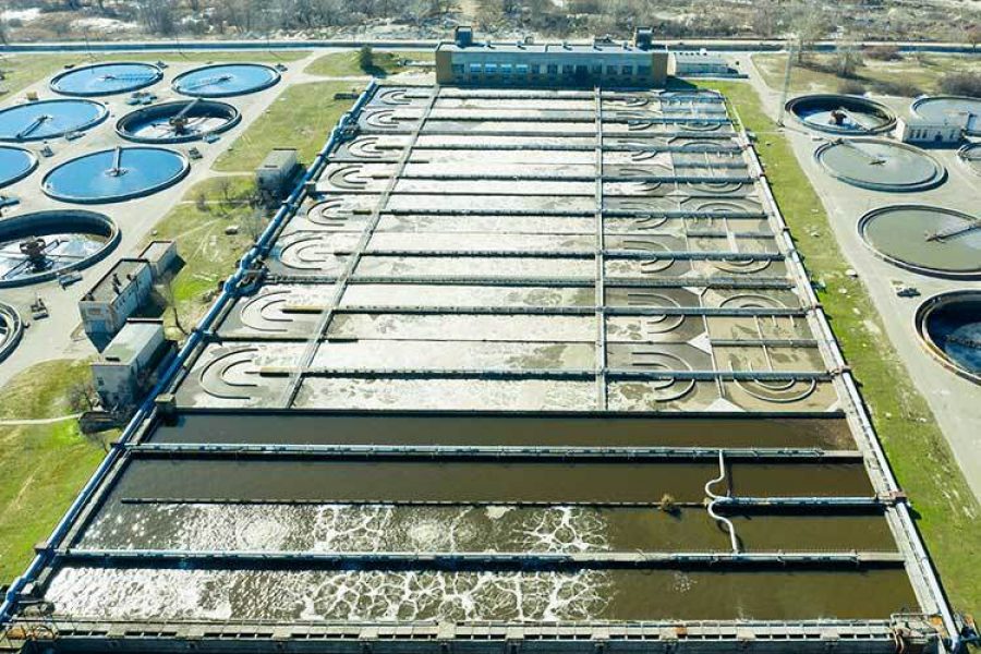 Fotografía aérea de una planta de tratamiento de agua