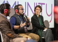 imagen de personas hablando con audiífonos