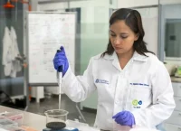 mujer con una bata blanca dentro de un laboratorio