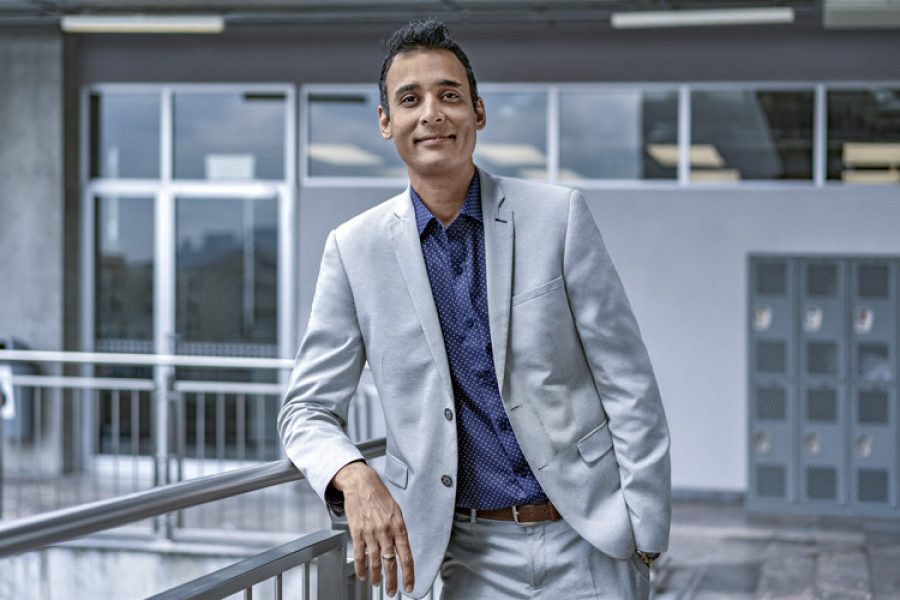 Ashutosh Sharma posa en el Centro de Bioingeniería del Tecnológico de Monterrey Campus Querétaro