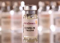En esta ilustración tomada el 16 de enero de 2022 se ve un vial de la vacuna AstraZeneca Covid-19