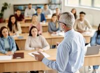 fotografía de un profesor en un aula educación del futuro