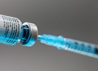 Imagen de la vacuna Comirnaty bajo la luz azul en zoom