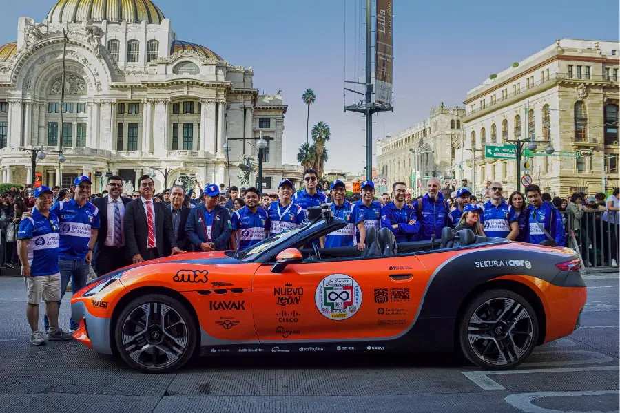 El vehiculo autónomo Tec-Polimi (anaranjado) se convirtió en el primer auto que se conduce solo en la Carrera Panamericana, guiado por “El Fantástico”. (Foto: Andrea Aguilar /CONECTA)