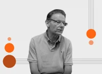 Fotografía en blanco y negro de un hombre con lentes de ver