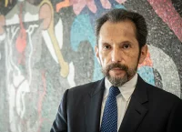 imagen de carlos en un mural