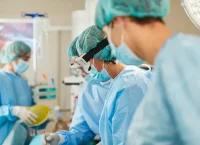 doctores y médicos en revisión