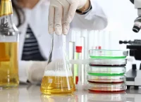 Fotografía de un laboratorio donde están experimentando con cerveza