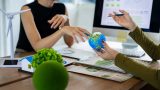 Escuchar perspectivas distintas y cambiar la participación de sus integrantes puede transformar la dinámica de innovación en las empresas familiares. (Foto: Getty Images)
