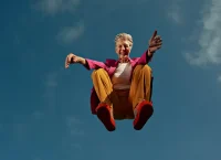 imagen de una mujer de aproximadamente 60 años brincado en el aire