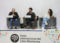 Divulgadores participan en charla durante la Feria Internacional del Libro Monterrey 2024.