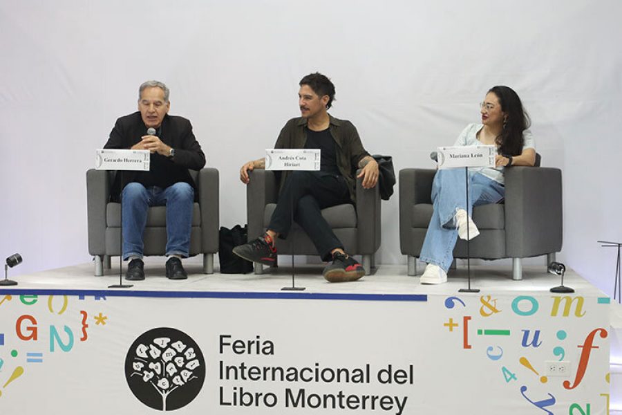 Divulgadores participan en charla durante la Feria Internacional del Libro Monterrey 2024.