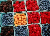 Fotografía de moras azules, arándanos y frambuesas..