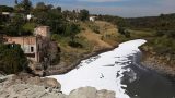 En la imagen, la espuma cubre el río Santiago, cuyas aguas contaminadas han sido vinculadas a fabricantes globales.