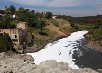 En la imagen, la espuma cubre el río Santiago, cuyas aguas contaminadas han sido vinculadas a fabricantes globales.